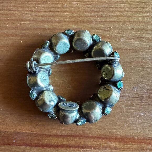 VTG Warner Brass Tone Emerald Green Rhinestone Circle Brooch/Pin 1.25" Diameter - Picture 4 of 4